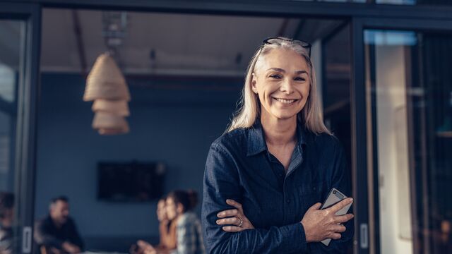 Glad dame på kontor